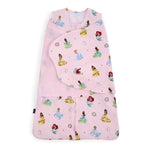 The HALO Disney™ 100% Cotton Swaddle TOG 1.5 features princess illustrations on a light pink background. Its adjustable wings ensure safe sleep, and its embellished with small sun, moon, and star motifs for a dreamy effect.