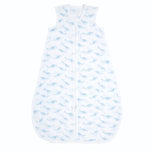 The aden + anais organic cotton light sleep sack TOG 1.0, in white muslin and adorned with light blue whale illustrations, boasts a sleeveless design and a front zipper. It ensures your babys comfort and style while being GOTS certified.